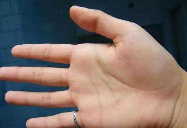 女人手相，生命线分叉