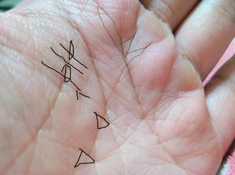 手相：拥有三角纹，不愁吃与穿，早晚可富贵！