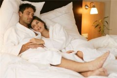 如何利用夫妻床的摆放风水开运？