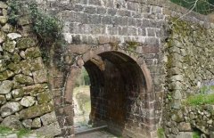 1999年出生是什么命？【城墙土命】