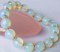 5月15日诞生石：蛋白石