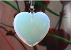 6月3日诞生石：蛋白石