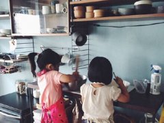 以行为取名，如“赞”字取名