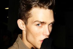 容易“收服女人”的面相男