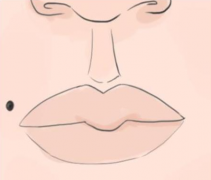 嘴角上方的黑痣能被舌头舔到，才是真正的“美人痣”