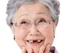 梦见别人掉牙齿是什么意思 做梦梦到别人掉牙齿好不好