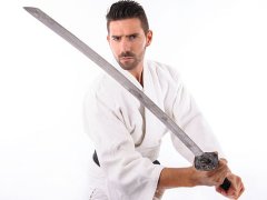 梦见有人拿刀追我是什么意思 做梦梦到有人拿刀追我好不好