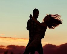 什么面相的两个人是夫妻相