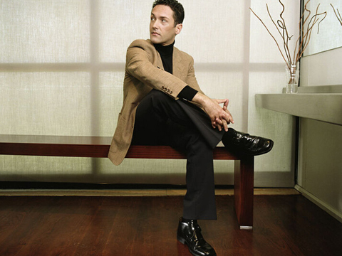 梦见别人穿新鞋是什么意思 做梦梦到别人穿新鞋好不好