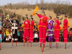 梦见踩高跷是什么意思 做梦梦到踩高跷好不好