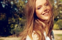 笑起来露牙龈是什么面相，笑起来牙龈外露的人性格和运势好不好