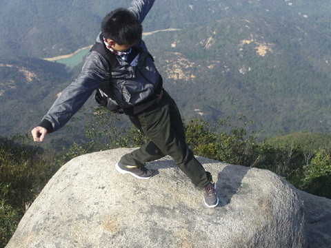 梦见别人从山上掉下去是什么意思 做梦梦到别人从高处掉下去