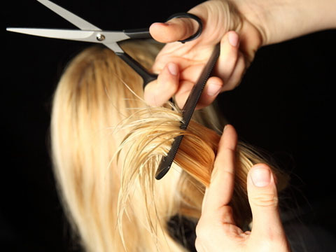 梦见别人剪头发是什么意思 做梦梦到别人剪头发好不好