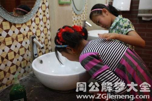 【梦见孤儿呕吐】