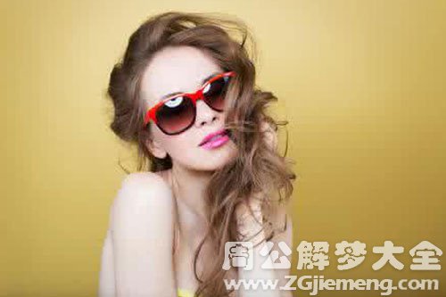 【梦见美女同事】