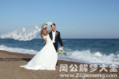 【梦见初恋女友嫁给自己】