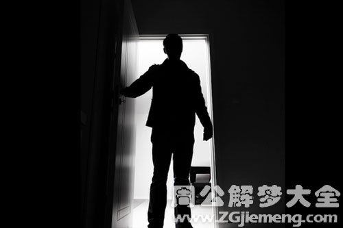 【梦见坏人躲在家里】
