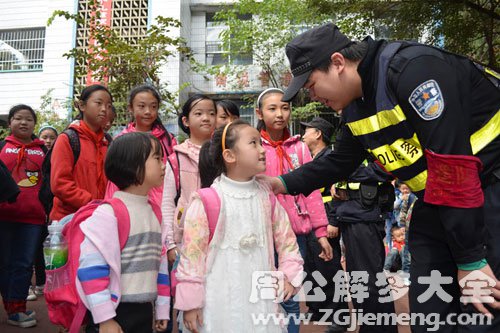 【梦见坏人闯入校园】