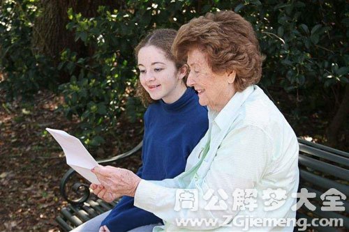 【梦见老太太抓自己】