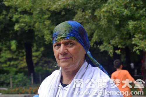 【梦见老太太给我东西】