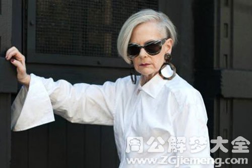 【梦见老太太打我】