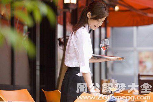 【梦见自己是饭店服务员】