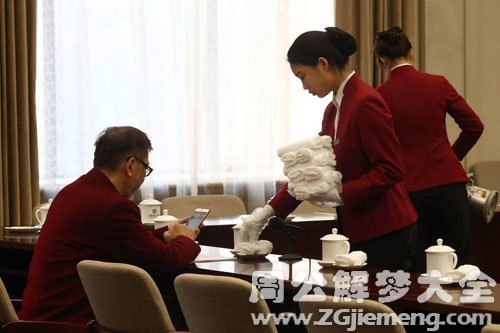 【梦见被服务员骂】