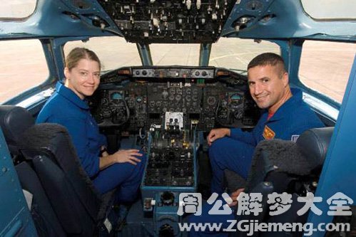 【梦见宇航员回到地球】