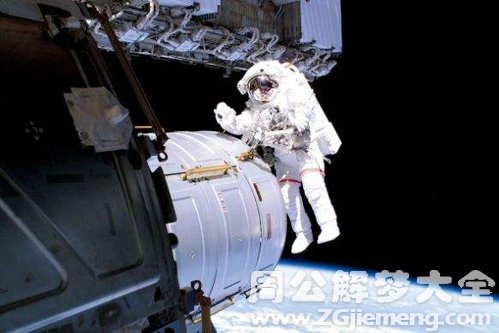 【梦见宇航员太空作业】