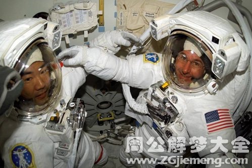 【梦见宇航员坐在飞船里】