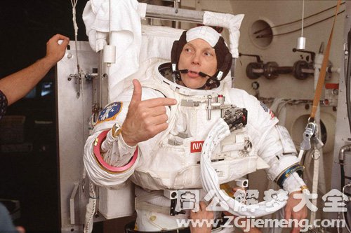 【梦见宇航员和自己说话】