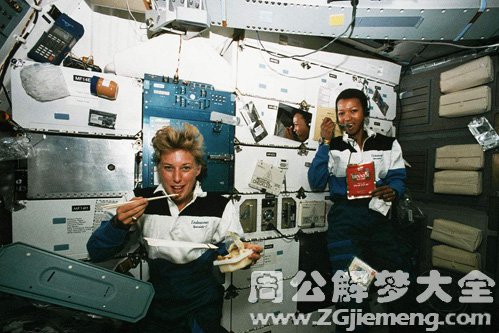 【梦见宇航员吃东西】