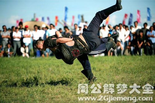 【梦见老公摔跤】