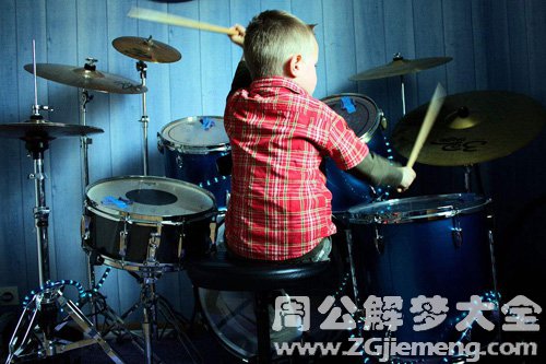 【梦见聋子打鼓】