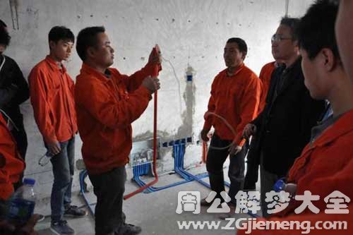 【梦见很多工人】