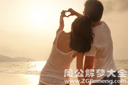 【梦见男友对自己很好】