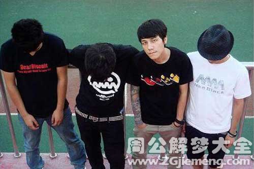 【梦见两个男同学】