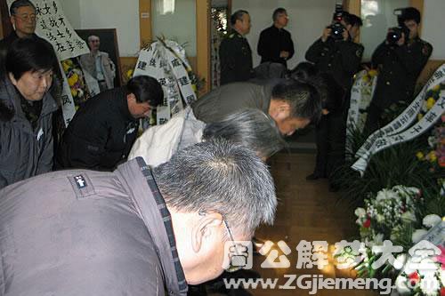 【梦见已故父亲去世】