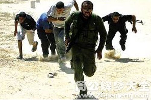 【梦见被外国人追杀】