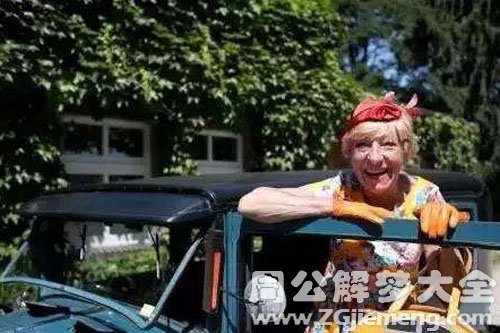 【梦见死去的奶奶活着】