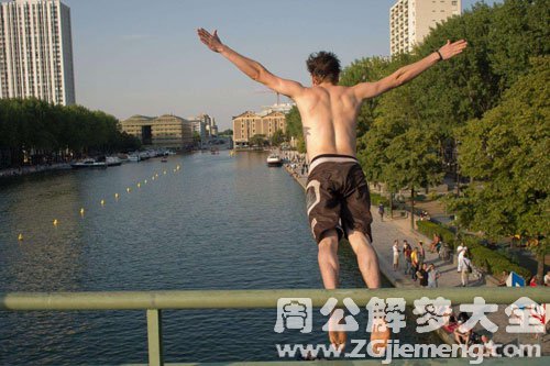 【梦见父亲跳河】