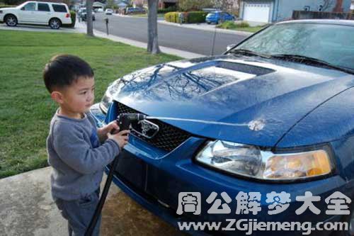 【梦见给别人擦车】