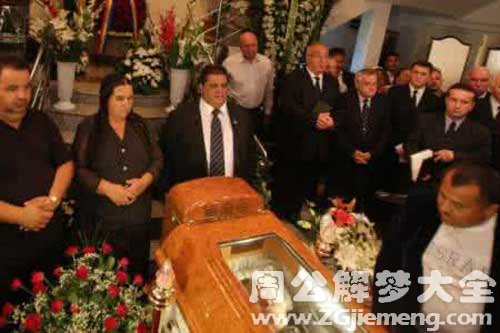 【梦见已故亲人葬礼】