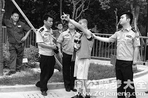 【梦见与贼搏斗】