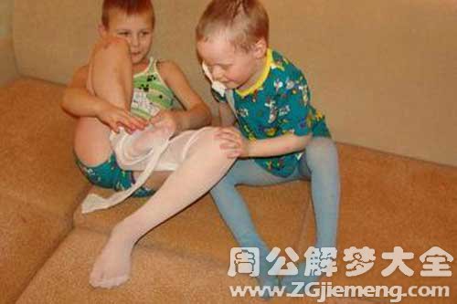 【梦见小孩抱腿】