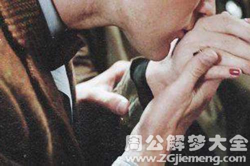 【梦见男友亲我】