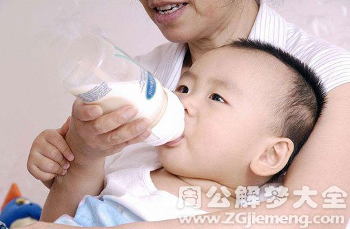 【梦见男孩吃奶】