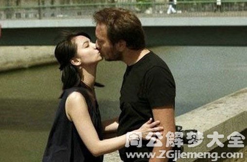 【梦见陌生男人女人】