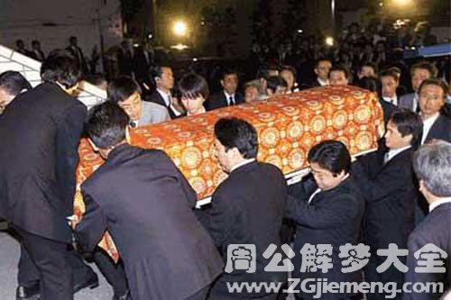 【梦见找死去的亲人】