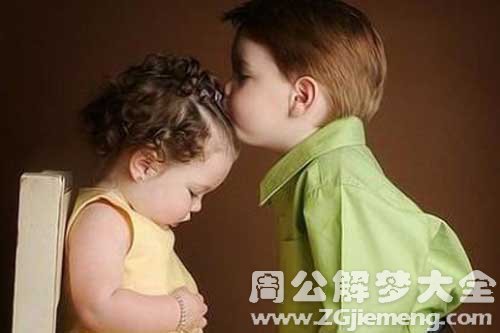 【梦见给别人看小孩】